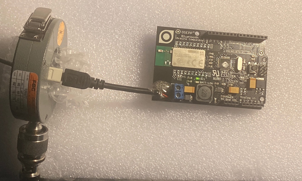Using an RF current probe to measure the high‑frequency harmonic currents flowing along the DC power cord.