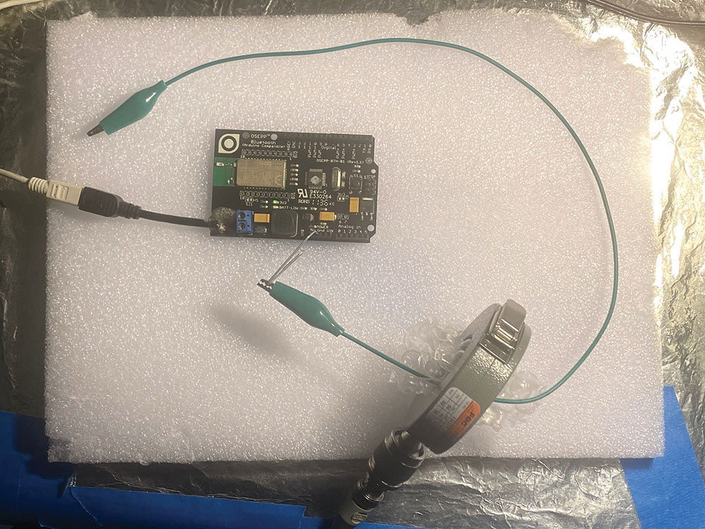 We can simulate an I/O cable, such as USB, by connecting a wire to the system ground return and measuring the high-frequency harmonic currents using an RF current probe.